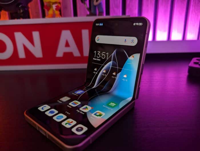 Nubia Flip 5G aufgestellt, halb aufgeklappt