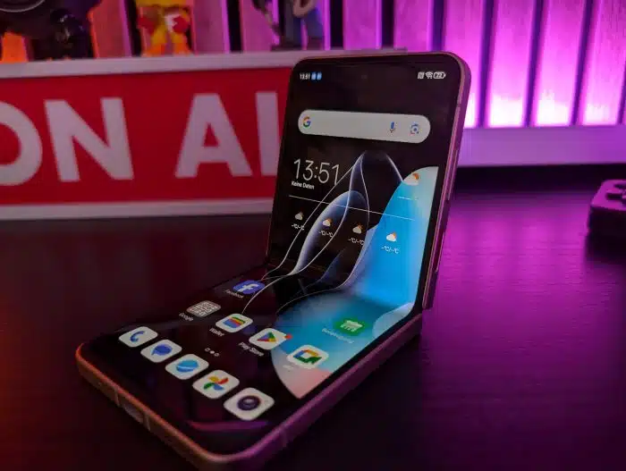Nubia Flip 5G aufgestellt, halb aufgeklappt