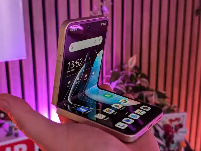 Nubia Flip 5G auf der hand, geknickt