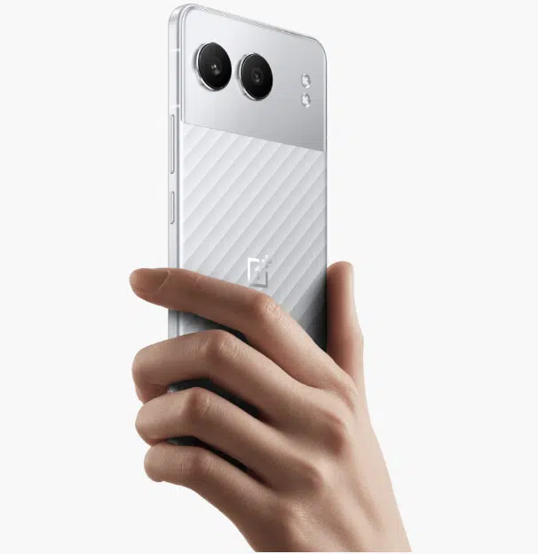 OnePlus Nord 4 Rückseite & Kamera in der Hand