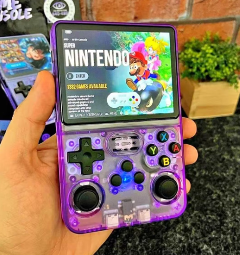 R36S Retro Handheld in der Hand