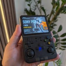 R36S Retro Handheld in der Hand