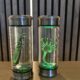 Alien-Röhrendekoration ab 16,69€ – Sci-Fi-Diorama trifft Nachtlicht (Doppelwandiger Glaszylinder, Metallbasis, integrierte LED, Alien-Figur oder Facehugger)