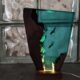 Resin-Nachtlicht ab 36€ – mehr Kunstwerk als Leuchte? (Resinblock mit Tauchermotiv, LED-Sockel mit Schalter, Teakholzbasis)