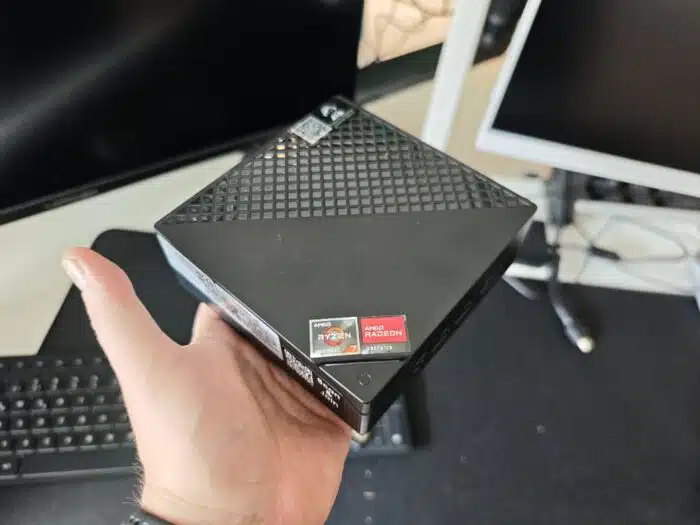 NiPoGi AM06 PRO mini PC in der Hand