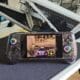 Anbernic RG557 – Perfekte PS2 Emulierung und AMOLED Display!  (5,48″ AMOLED, 1920×1080 Pixel, Dimensity 8300, 12 GB RAM, aktive Kühlung, bis zu PS2/GameCube/Wii-Emulation, Android 14)