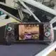 Anbernic RG557 – Perfekte PS2 Emulierung und AMOLED Display!  (5,48″ AMOLED, 1920×1080 Pixel, Dimensity 8300, 12 GB RAM, aktive Kühlung, bis zu PS2/GameCube/Wii-Emulation, Android 14)