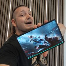 REDMAGIC Astra in der Hand vom Tester Ronny