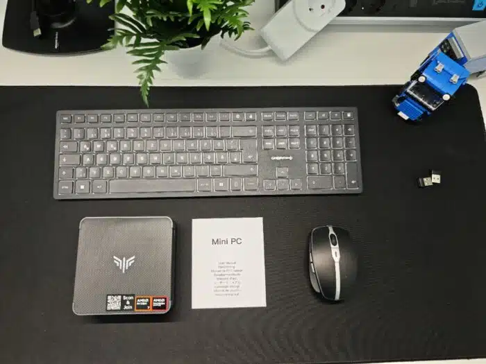 NiPoGi AM21 Mini PC auf dem Tisch vor Tastatur und Maus
