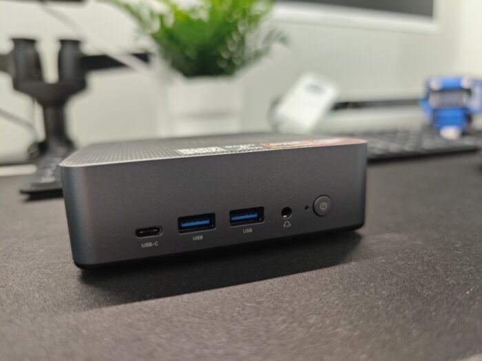 NiPoGi AM21 Mini PC Anschlüsse Front