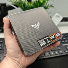 NiPoGi AM21 Mini PC in der Hand