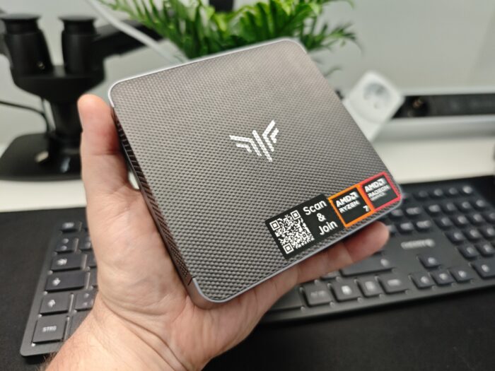 NiPoGi AM21 Mini PC in der Hand