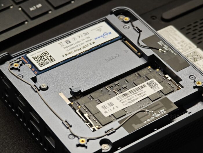 NiPoGi AM21 Mini PC  geöffneter Bodendeckel mit Blick in die Hardware