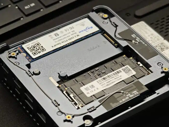 NiPoGi AM21 Mini PC  geöffneter Bodendeckel mit Blick in die Hardware
