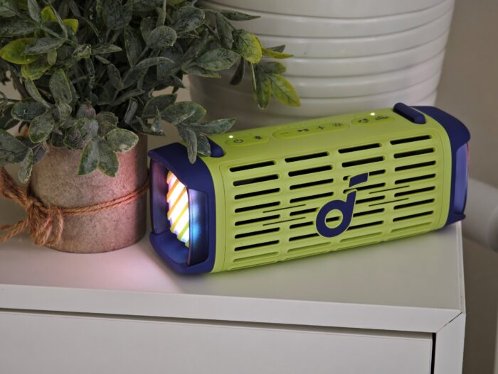 Soundcore Boom 3i leuchtend auf einem Regal