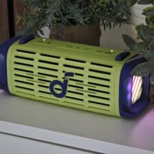 Soundcore Boom 3i leuchtend auf einem Regal