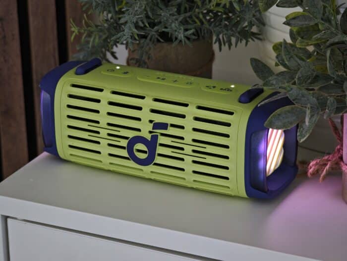 Soundcore Boom 3i leuchtend auf einem Regal