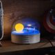 Mond-Nachtlicht – Kitsch trifft auf Atmosphäre mit Bluetooth-Speaker (RGB-Licht, 2 stufig dimmbar beleuchtete Wellenbasis, Bluetooth-Speaker)