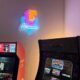 LED-Neonschilder von AliExpress – Plexiglas trifft Popkultur mit ordentlicher Helligkeit? (Acrylglas-Schilder, integrierte LED-Stripes, starke Farben, dimmbar mit kabelgebundener Fernbedienung)