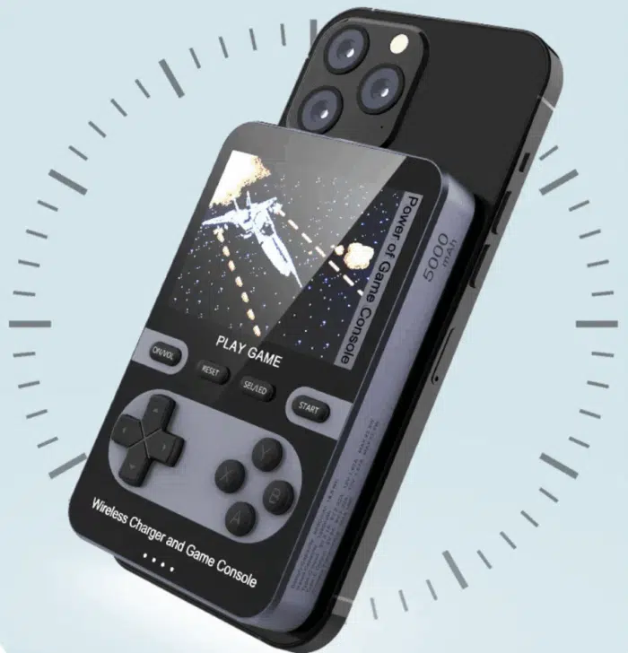 Retro Gaming Powerbank am Smartphone