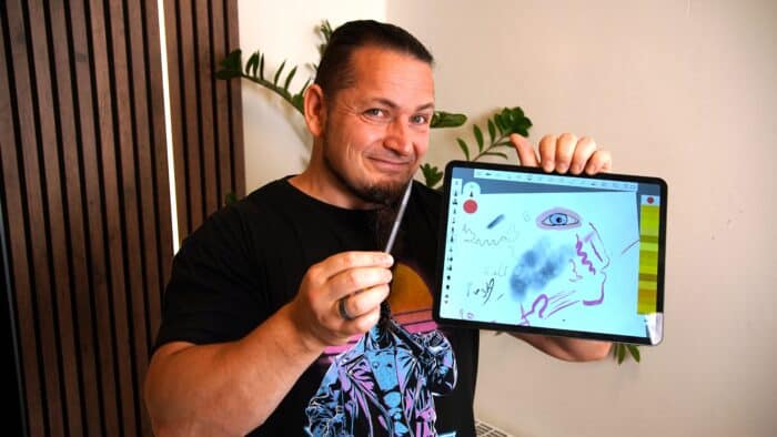 Teclast Artpad Pro Stift in der Hand des Künstlers