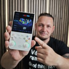 R36 Ultra in der Hand