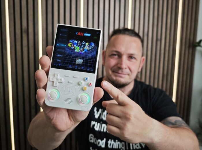 R36 Ultra in der Hand