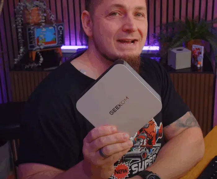 Geekom A9 Max in der Hand