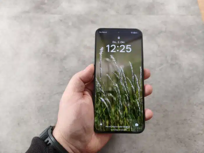 OPPO Ren14 FS 5G in der Hand