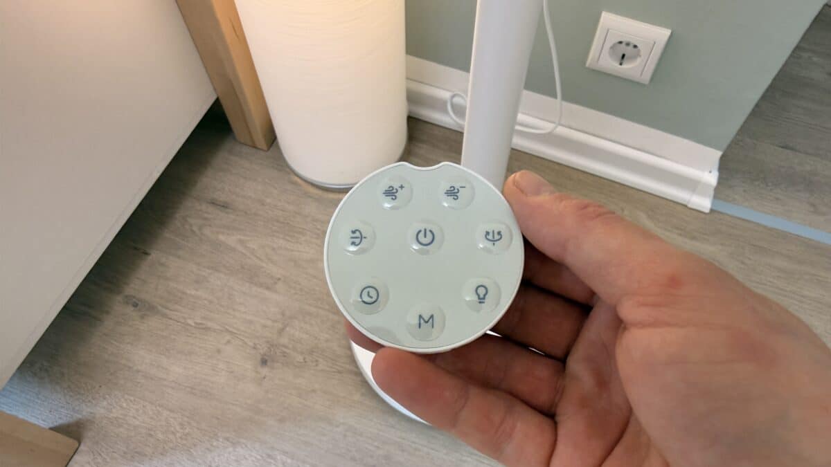 Bei der Smart-Home-Anbindung hat SwitchBot inzwischen sichtbar nachgebessert. In der App stehen neben Alexa, Google Assistant und Siri Shortcuts mittlerweile auch Matter, Home Assistant, SmartThings, Homey und IFTTTdirekt als unterstützte Dienste bereit. Voraussetzung bleibt zwar weiterhin ein kompatibler SwitchBot Hub, dafür lässt sich der Ventilator deutlich flexibler in bestehende Smart-Home-Systeme integrieren als noch zum Marktstart. Gerade für Nutzer mit mehreren Plattformen im Haushalt ist das ein klarer Fortschritt.