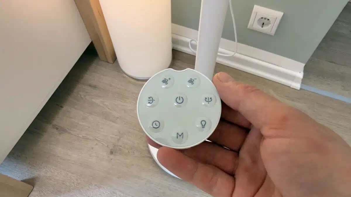 Bei der Smart-Home-Anbindung hat SwitchBot inzwischen sichtbar nachgebessert. In der App stehen neben Alexa, Google Assistant und Siri Shortcuts mittlerweile auch Matter, Home Assistant, SmartThings, Homey und IFTTTdirekt als unterstützte Dienste bereit. Voraussetzung bleibt zwar weiterhin ein kompatibler SwitchBot Hub, dafür lässt sich der Ventilator deutlich flexibler in bestehende Smart-Home-Systeme integrieren als noch zum Marktstart. Gerade für Nutzer mit mehreren Plattformen im Haushalt ist das ein klarer Fortschritt.
