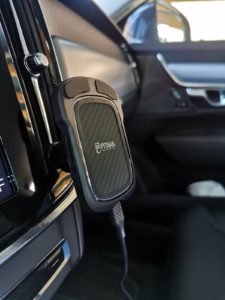 Pitaka Handyzubehör aus Aramid/Kohlefaser im Auto seitliches Profil